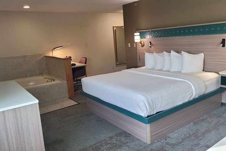 1 King Bed (13 of 15)