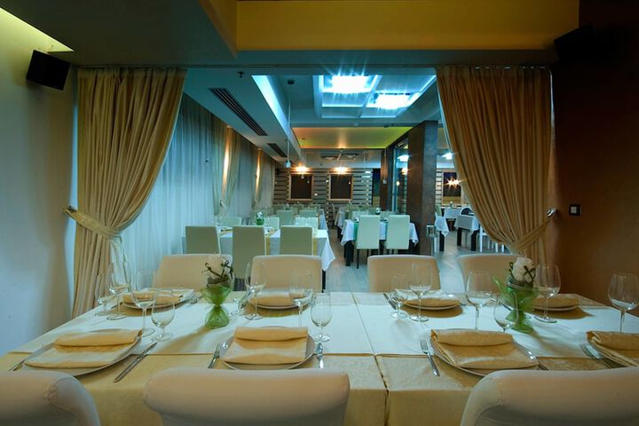 Dining 33 of 49