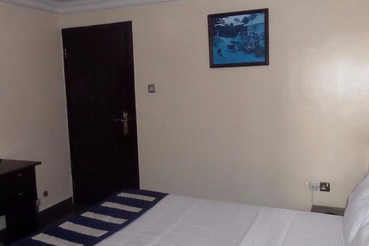 Room 6 of 33
