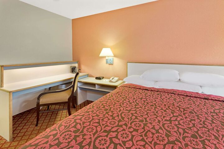 1 King Bed (4 of 10)