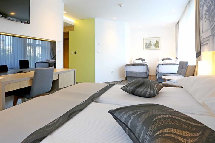 Room 9 of 34