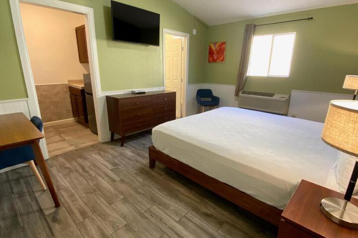 1 Queen Bed (6 of 17)