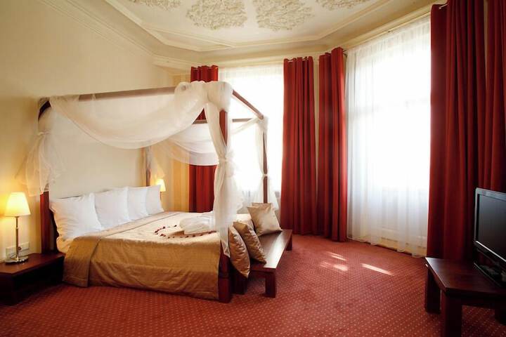 Room 33 of 103