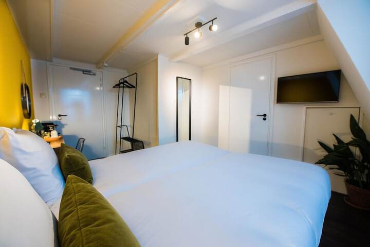 Room 6 of 47