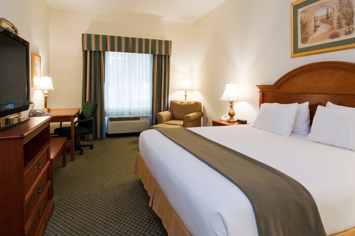 1 King Bed (4 of 11)