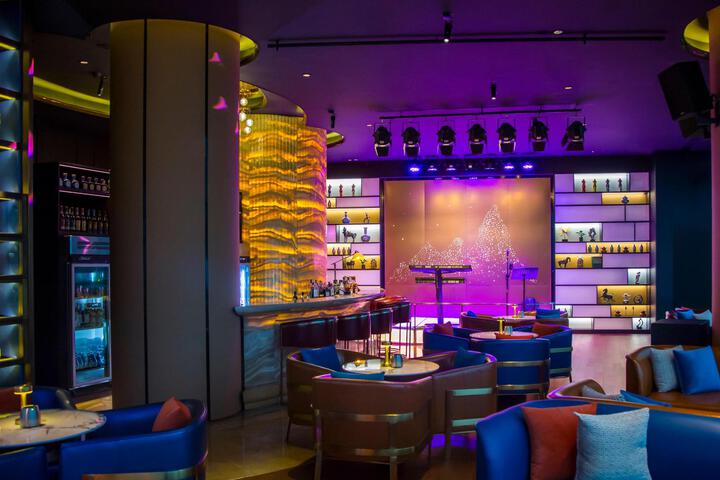 Lounge 19 of 111