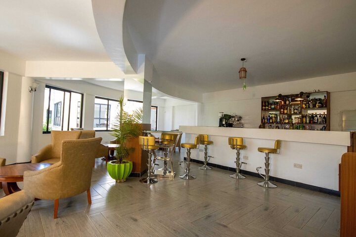 Lounge 16 of 23