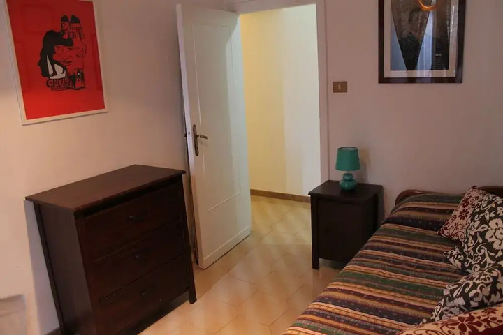 Room 6 of 18