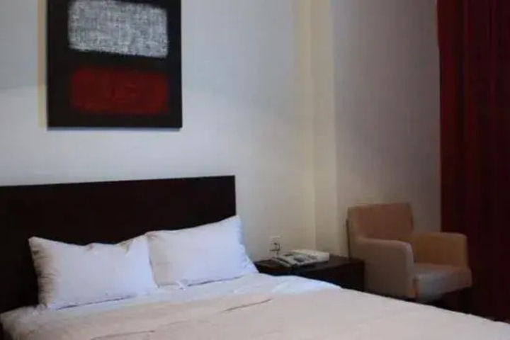 Room 4 of 8