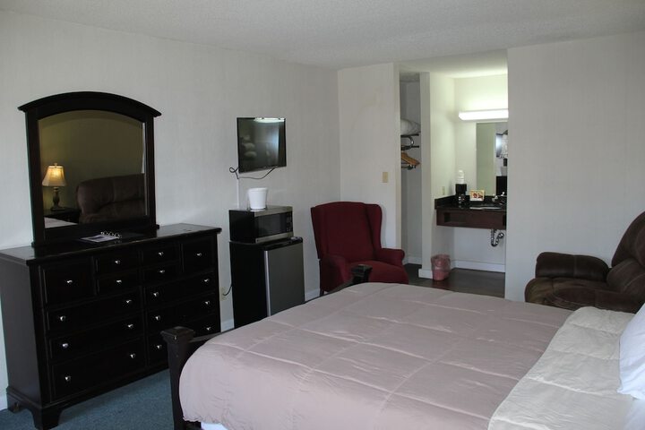 Basic Single Room 2 Double Beds (3 of 7)