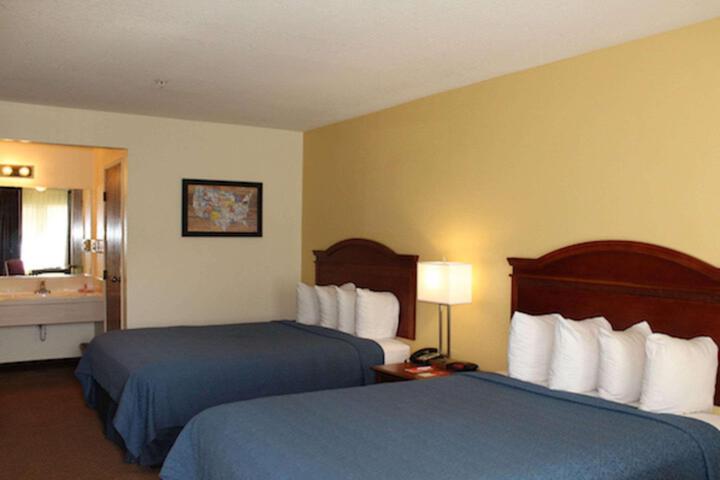 1 Queen Bed Accessible Room (2 of 4)