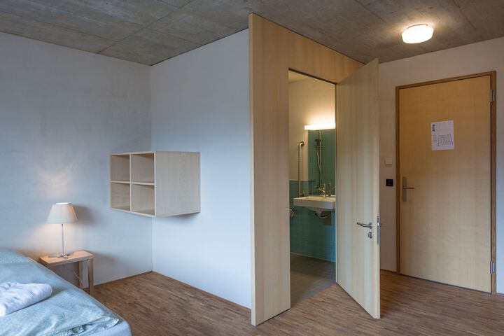 Room 22 of 38