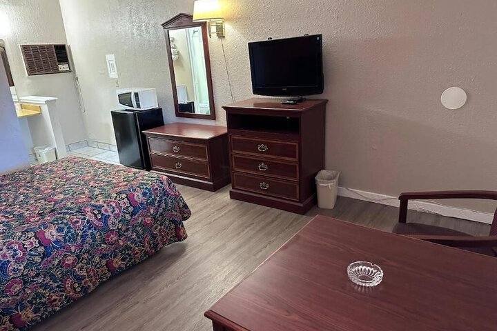 Room 6 of 15