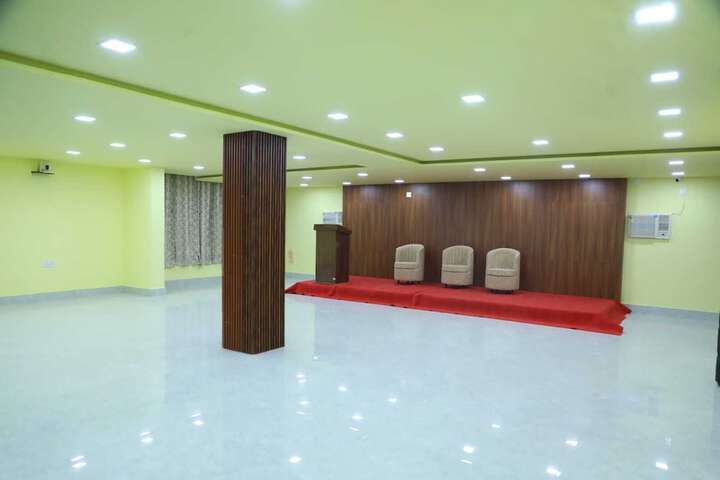 Business Center 25 of 27