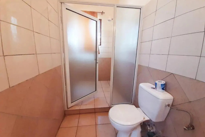 Room 7 of 12
