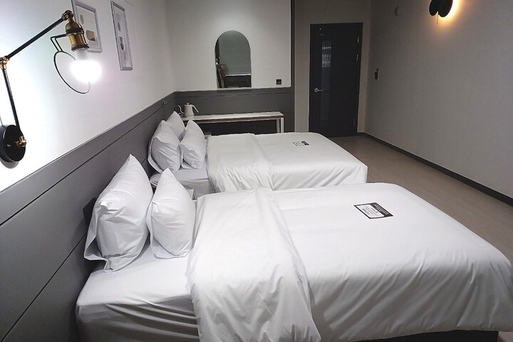 Room 13 of 20