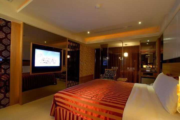Room 44 of 107