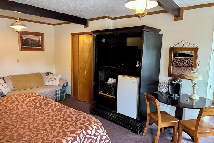 1 King Bed (5 of 7)