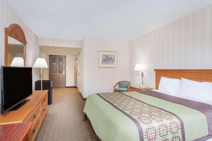 1 Queen Bed (3 of 13)