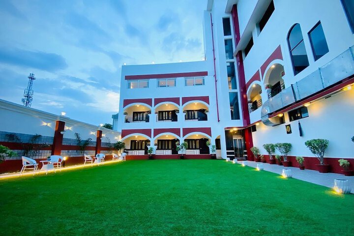 Hotel Exterior 59 of 63