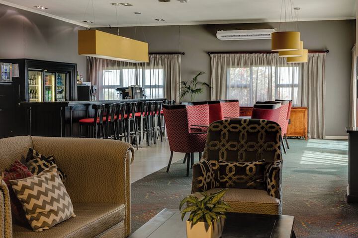 Lounge 23 of 36