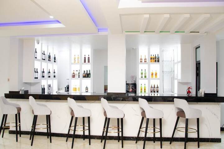 Lounge 9 of 13