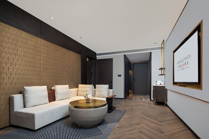 Room 33 of 46
