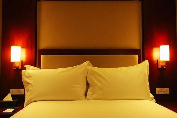 Room 6 of 33