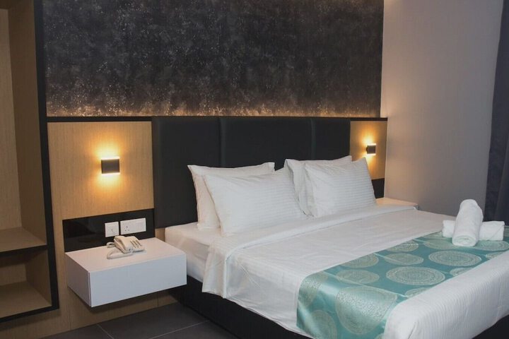 Room 13 of 34