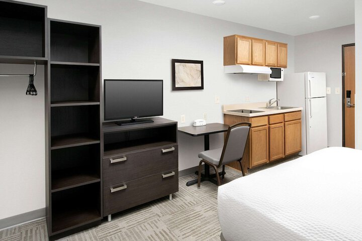 1 Queen Bed (10 of 11)