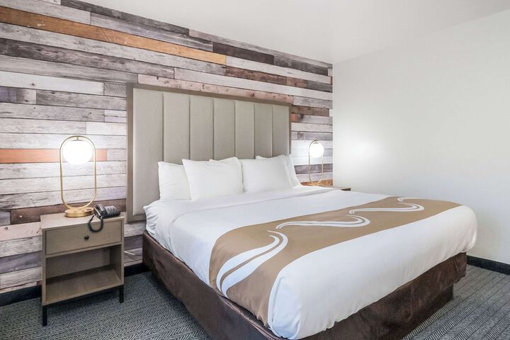 1 King Bed (4 of 13)