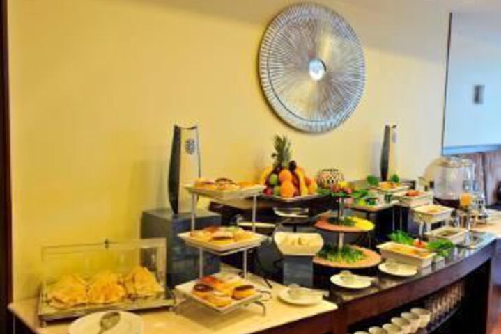 Dining 4 of 24