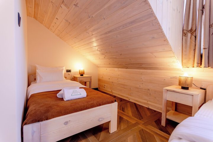 Room 10 of 33