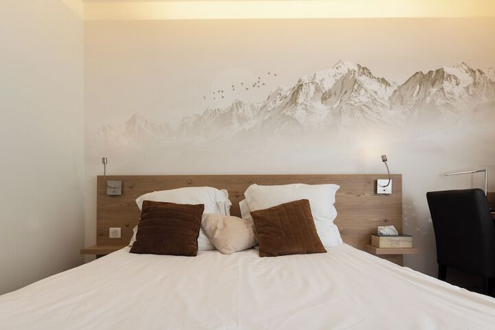 Room 2 of 10
