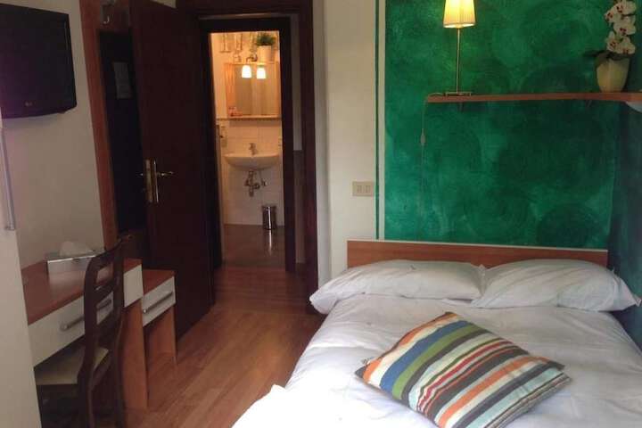 Room 6 of 63
