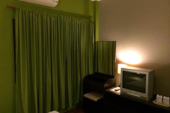 Room 5 of 12