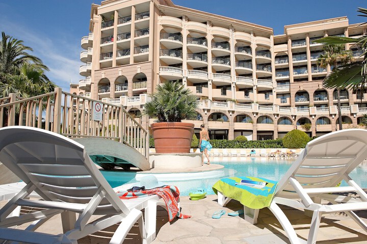 Hotel with Pool