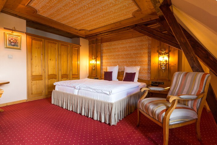 Room 4 of 28