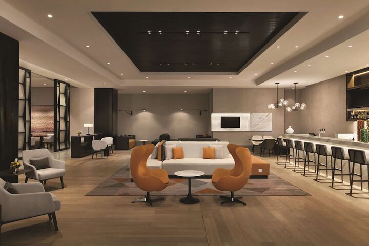Lounge 28 of 36