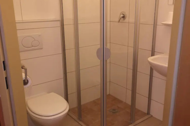 Room 8 of 28