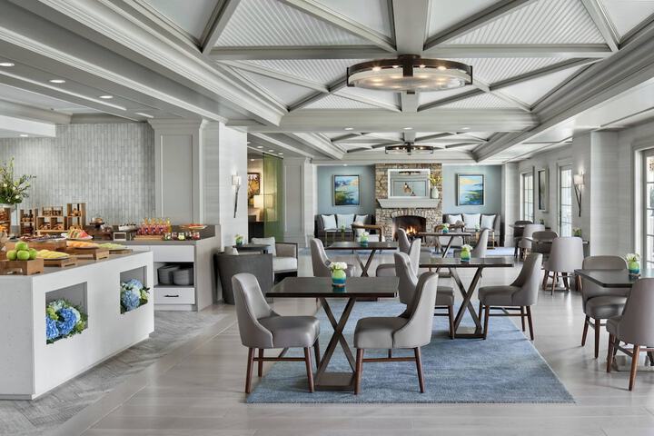 Lounge 176 of 215