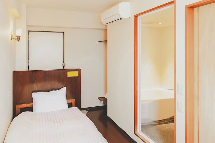 Room 21 of 64