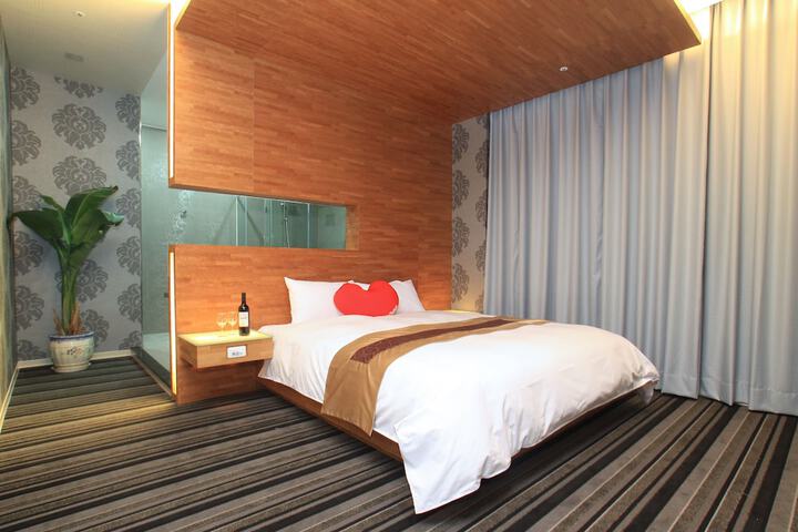 Room 6 of 48