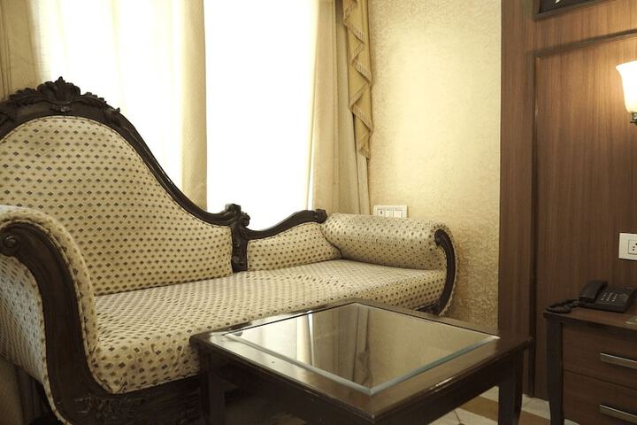Room 5 of 11