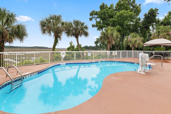 Pool 33 of 52