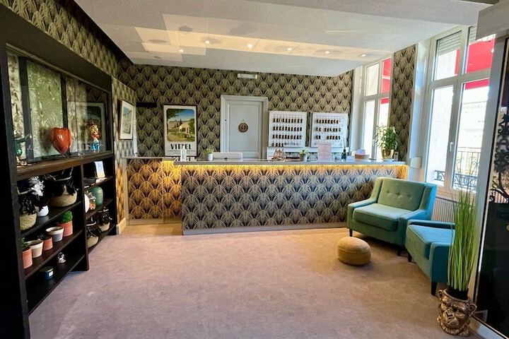 Check-in/check-out kiosk