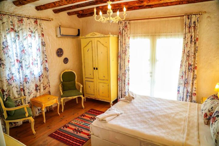 Room 6 of 35