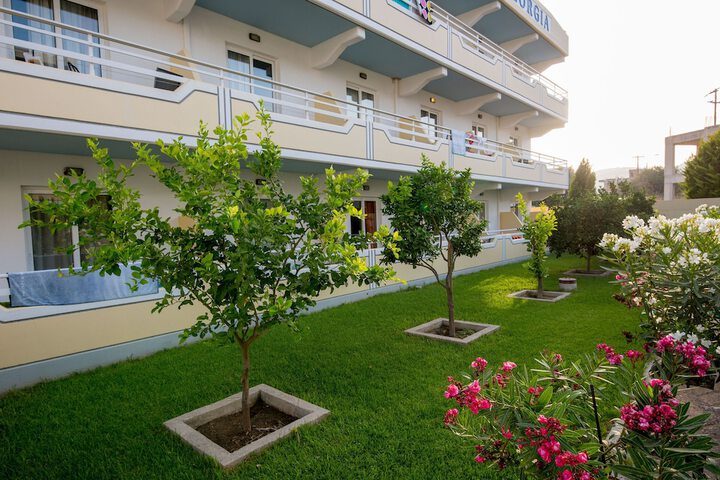 Hotel Exterior 78 of 104