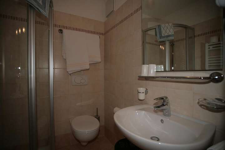 Room 8 of 33