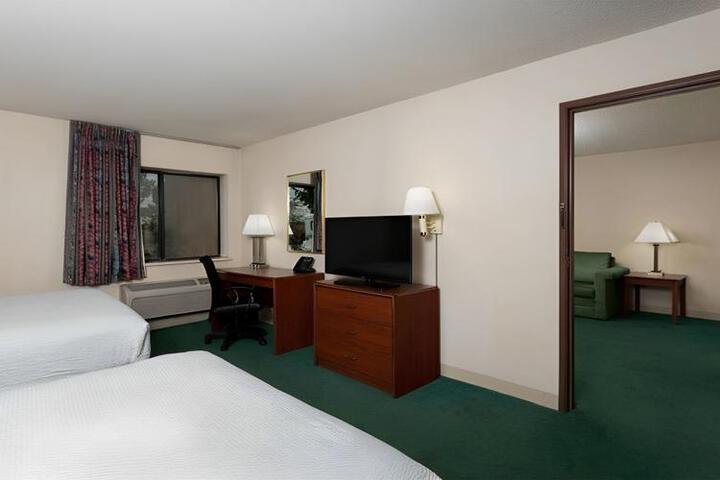 1 Queen Bed (7 of 11)